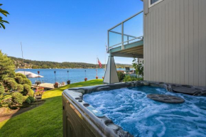 Lake Sammamish Luxurious Waterfront Home -With Hot Tub